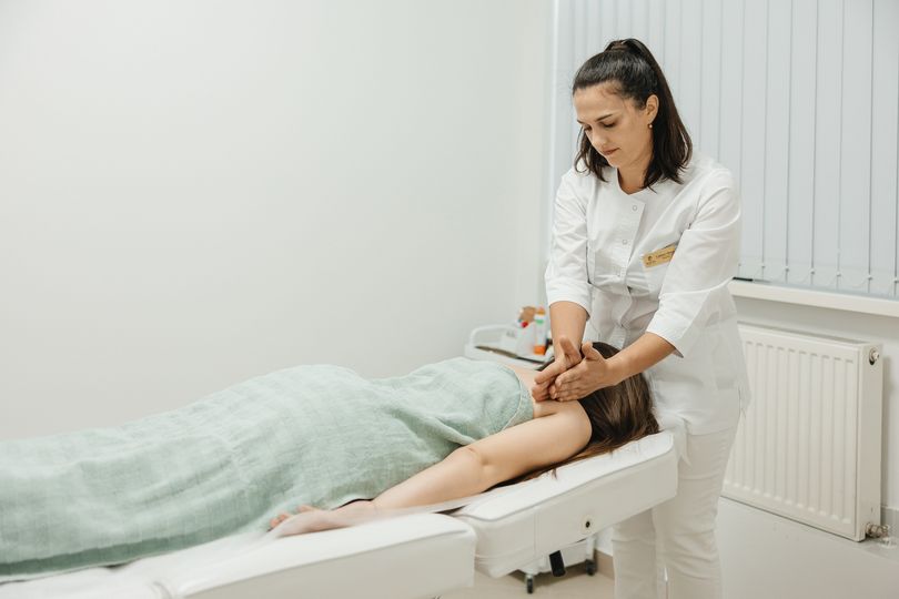 Ședință de masaj la Royal Med Clinic