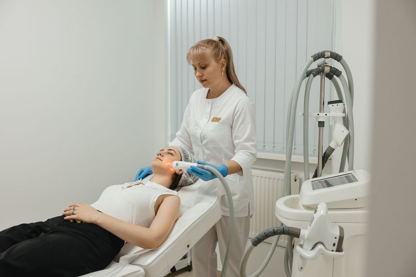 Tratament facial cu aparatură la Royal Med Clinic